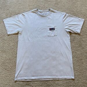 Patagonia wave logo pocket tshirt, men’s medium, regular fit, white light grey